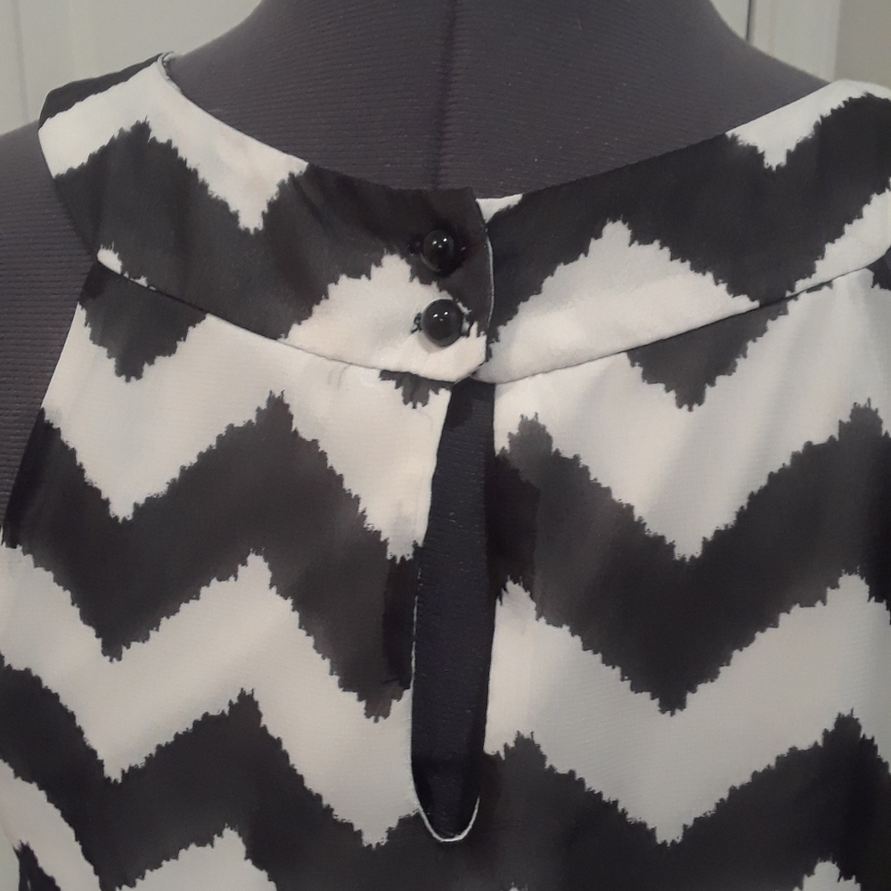 Chevron Black & White Flowy Top - Picture 3 of 7